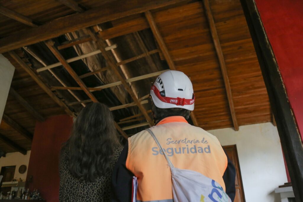 La roca dejó un hueco enorme en el techo de la casa de Guápulo.