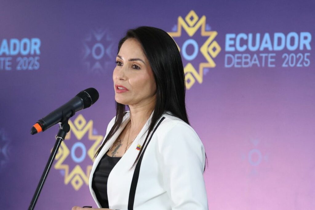Luisa González durante el debate de segunda vuelta 2025.