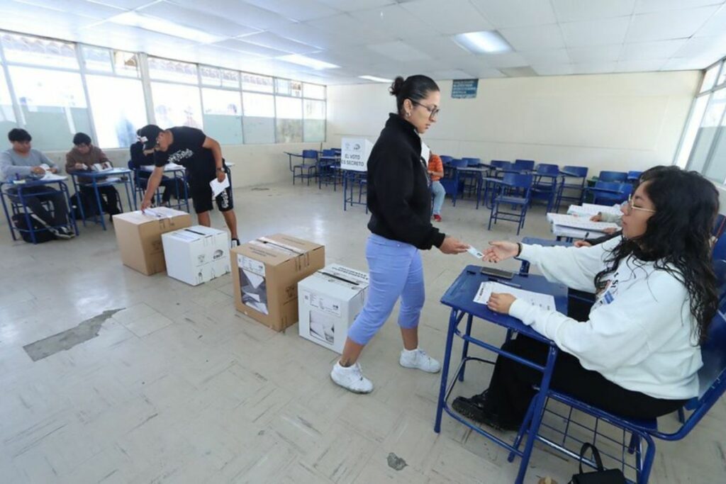 Junta receptora del voto durante la jornada electoral del 9 de febrero de 2025.