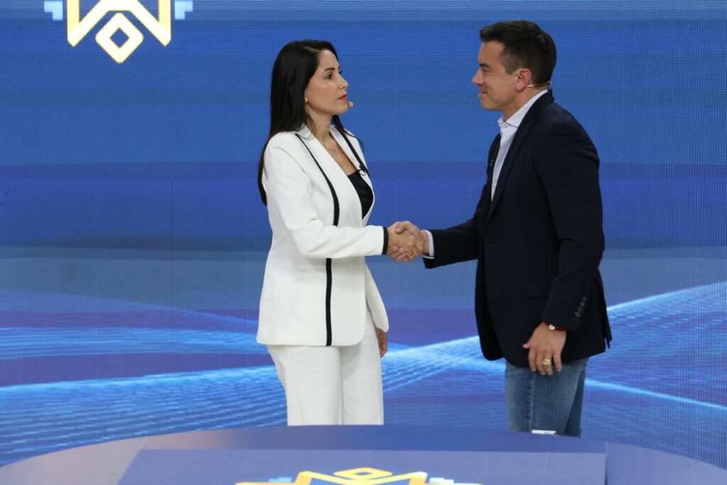 Luisa González y Daniel Noboa durante el debate del 23 de marzo de 2025.
