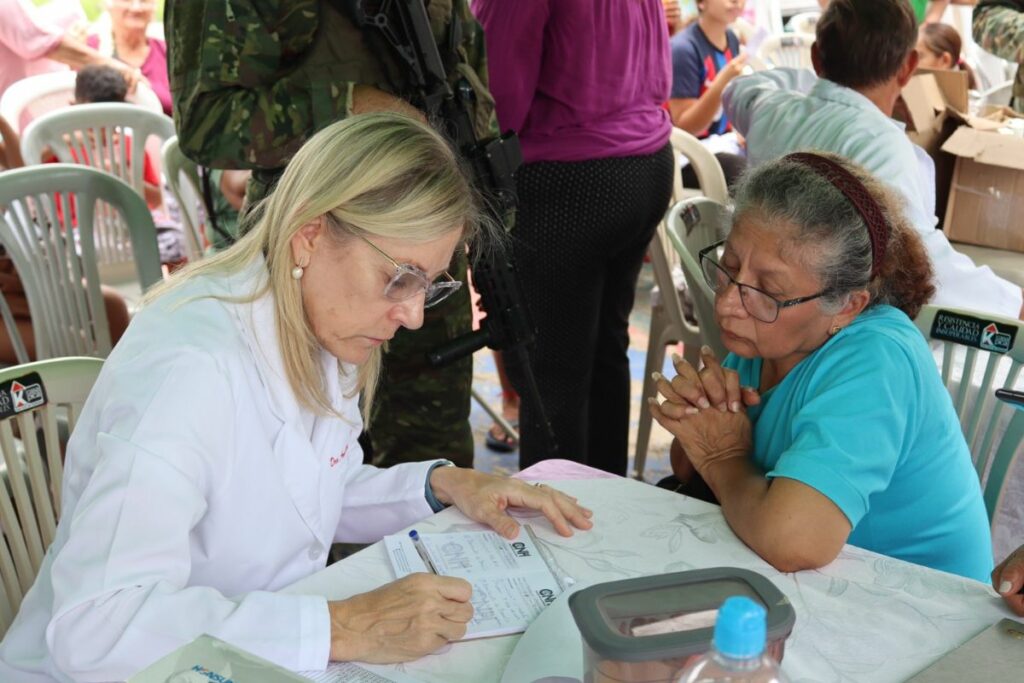 Annabella Azín durante brigada de salud en Ecuador.