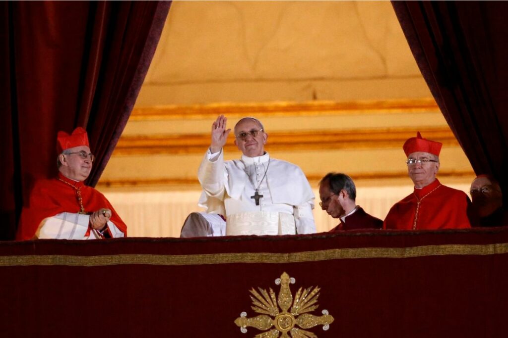 El nuevo Papa, Francisco, saludó desde un balcón de la Basílica de San Pedro después de ser elegido por sus compañeros cardenales tras un cónclave de dos días el 13 de marzo de 2013 (reeditado el 21 de abril de 2025). Archivo: EFE