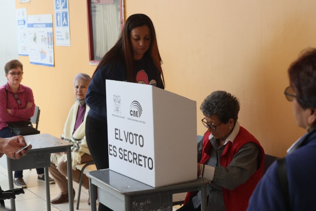 Adultos mayores cumpliendo su voto facultativo en la segunda vuelta de las elecciones 2025.