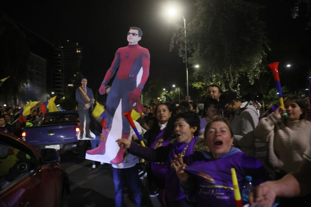 Los simpatizantes de Daniel Noboa celebran el triunfo en las urnas.