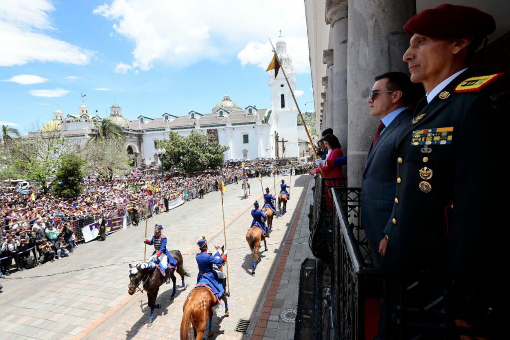 Daniel Noboa durante el cambio de mando en Quito y debe enfrentar una crisis social.