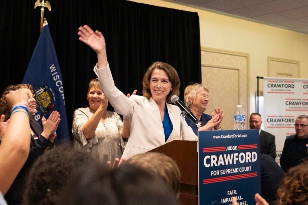 La jueza Susan Crawford ganó la elección para ser parte de la Corte Suprema de Wisconsin y derrotó la campaña millonaria de Elon Musk a favor de los conservadores.