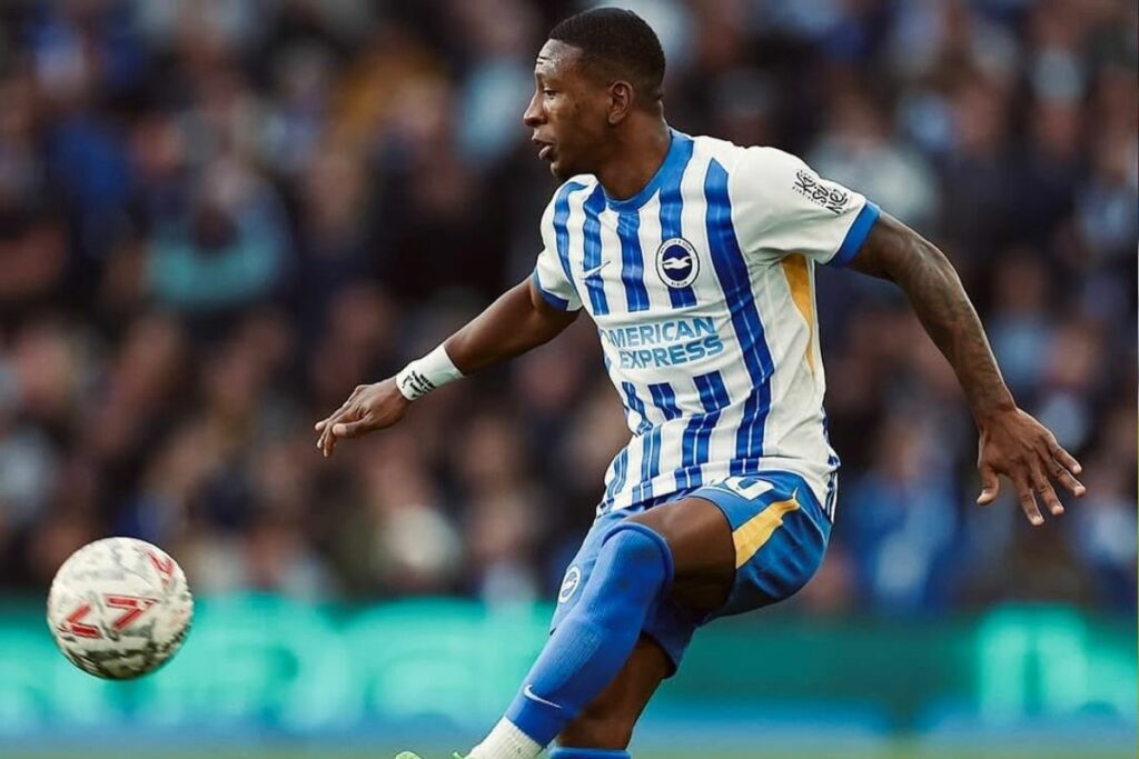 Pervis Estupiñán controla un balón con el Brighton en la Premier League.