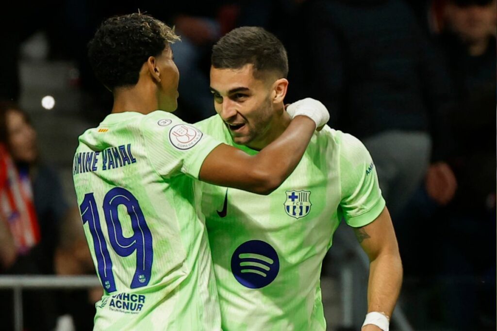 Lamine Yamal y Ferran Torres celebran la clasificación del FC Barcelona a la final de la Copa del Rey.