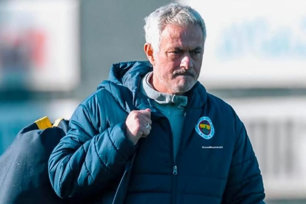 José Mourinho durante un entrenamiento con el Fenerbahce de Turquía.