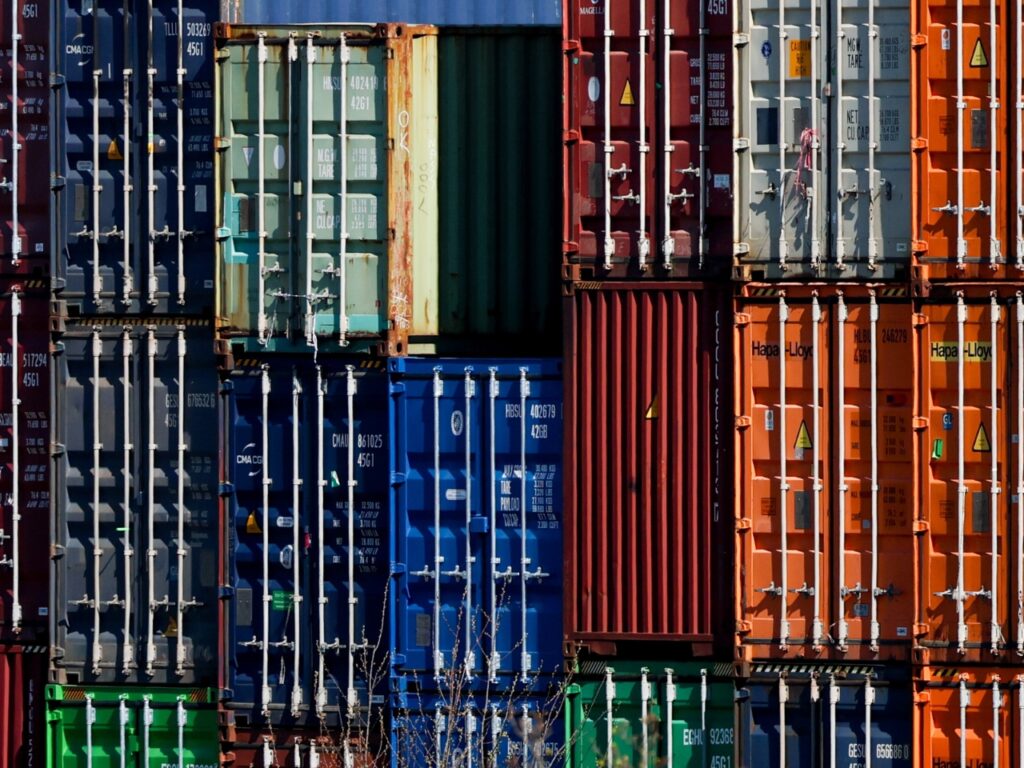 Los contenedores están apilados en una terminal de transbordo cerca de Berlín, Alemania, el 3 de abril de 2025.