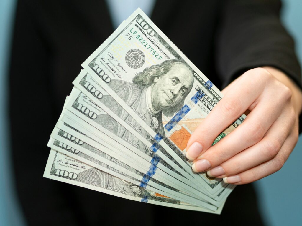 Imagen referencial de un pago en dólares.