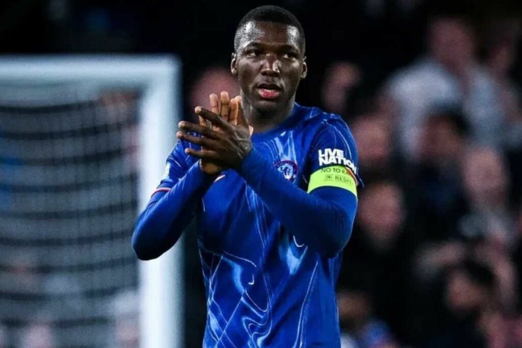 Moisés Caicedo con la cinta de capitán en un partido del Chelsea.