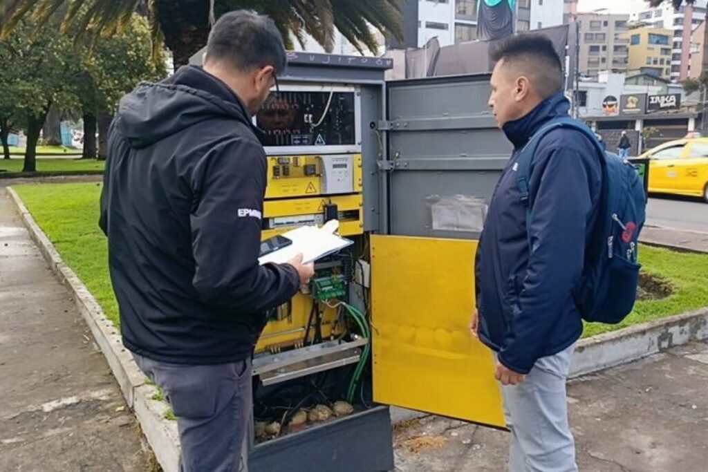 Personal del Municipio calibrará los semáforos de la ciudad.