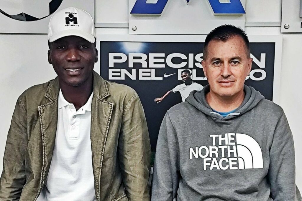 Marcos Caicedo, presidente de NM23 y hermano de Moisés Caicedo, (izq.) junto al DT Galo Rodríguez.