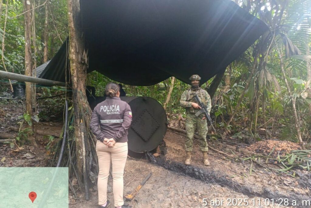Militares ecuatorianos durante la operación de desmantelamiento del campamento clandestino en Pacayacu, Sucumbíos, donde se procesaba ilegalmente combustible.