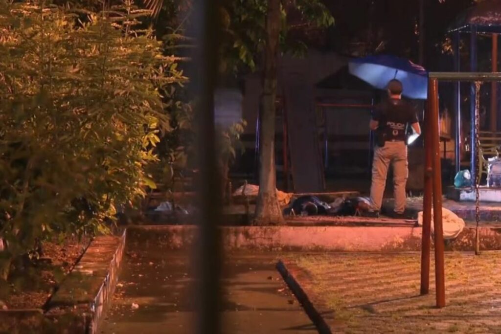 La Policía cercó la escena del crimen en el parque 16 de Octubre de Durán.