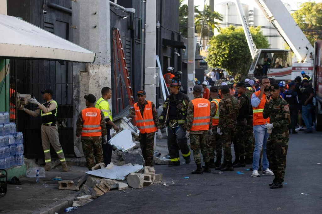 Rescatistas de Santo Domingo, en República Dominicana, seguían buscando sobrevivientes de la tragedia.