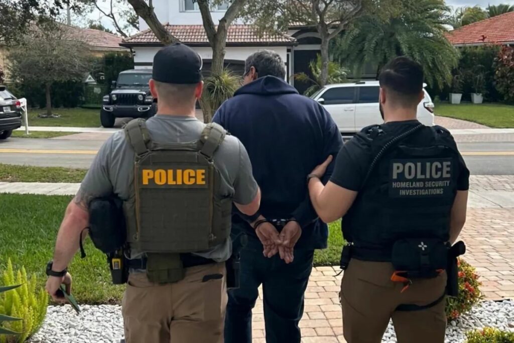 Agentes de ICE arresta a empleadores e indocumentados en EE.UU.