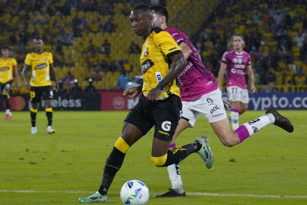 Aníbal Chalá, lateral derecho de Barcelona SC, disputa un balón en la Copa Libertadores antes de enfrentar a River Plate.