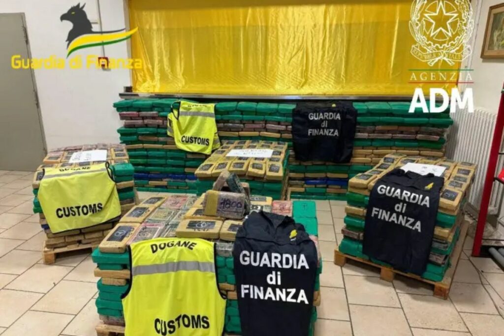 Agentes de la Guardia de Finanzas italiana inspeccionan el contenedor procedente de Ecuador donde se hallaron 2 000 kilos de cocaína ocultos entre cacao.