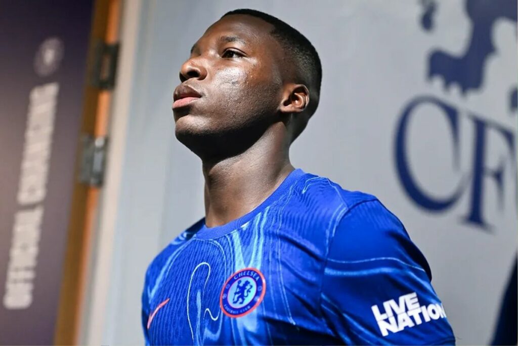 Moisés Caicedo durante un partido con el Chelsea de Inglaterra.