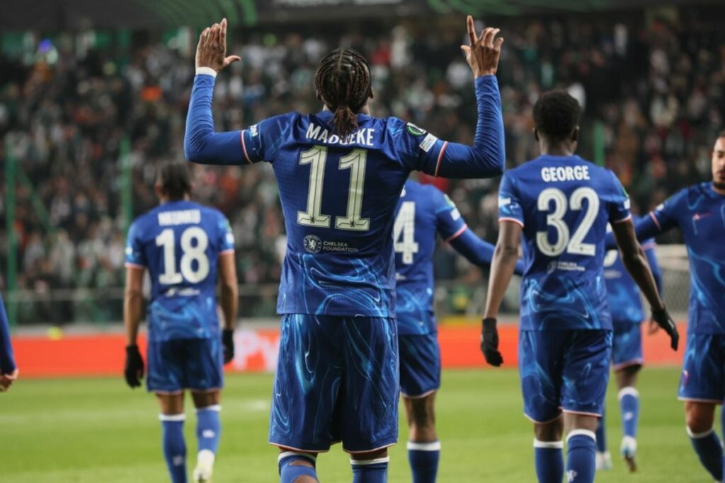 Noni Madueke, compañero de Moisés Caicedo, celebra un gol en la UEFA Conference League.