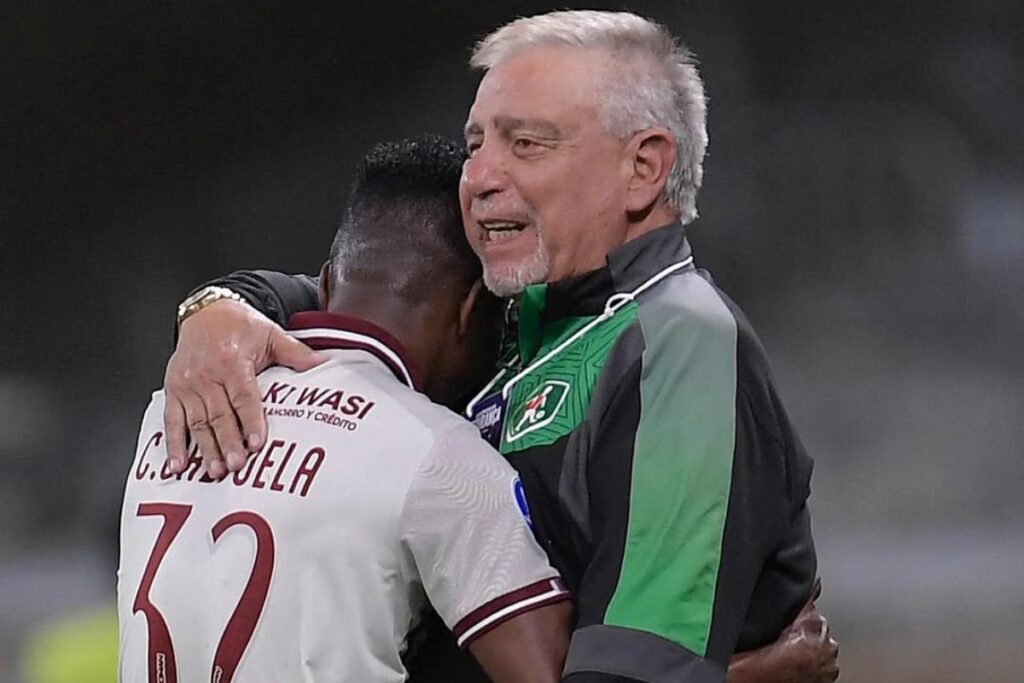 Carlos Orejuela (izq.) abraza a Ever Hugo Almeida, DT de Mushuc Runa.
