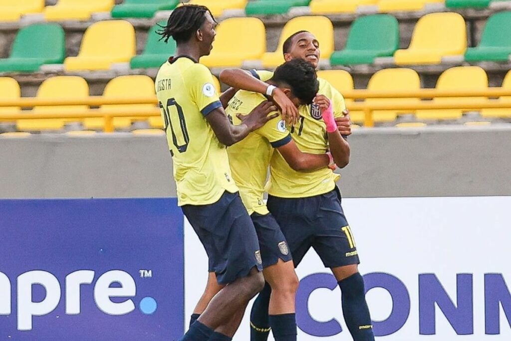 Jugadores de la Selección de Ecuador Sub-17 celebran un gol en el Sudamericano.