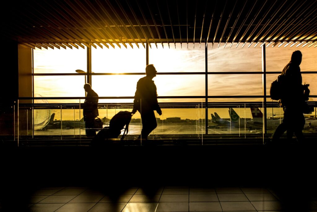Imagen referencial de personas caminando en un aeropuerto.