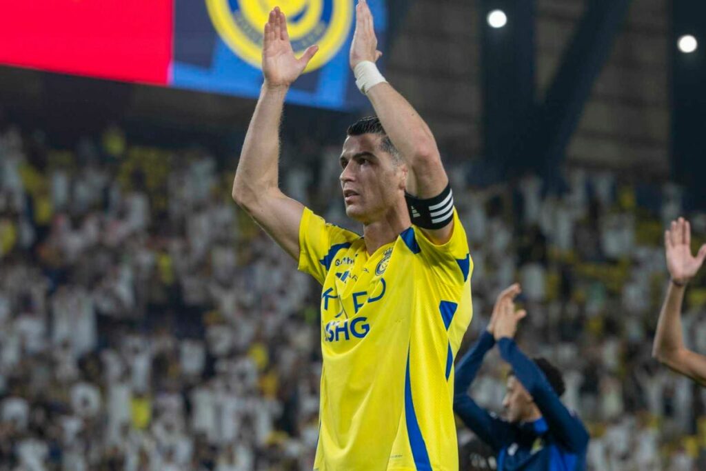 Cristiano Ronaldo celebra el triunfo de su equipo tras marcar un doblete.