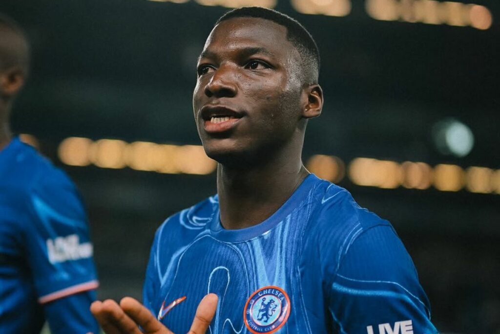 Moisés Caicedo en un partido del Chelsea en la Premier League.