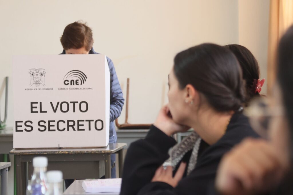 Ciudadanos participan en un proceso democrático en Ecuador, reflejo del ejercicio libre y secreto del voto garantizado por la Constitución.