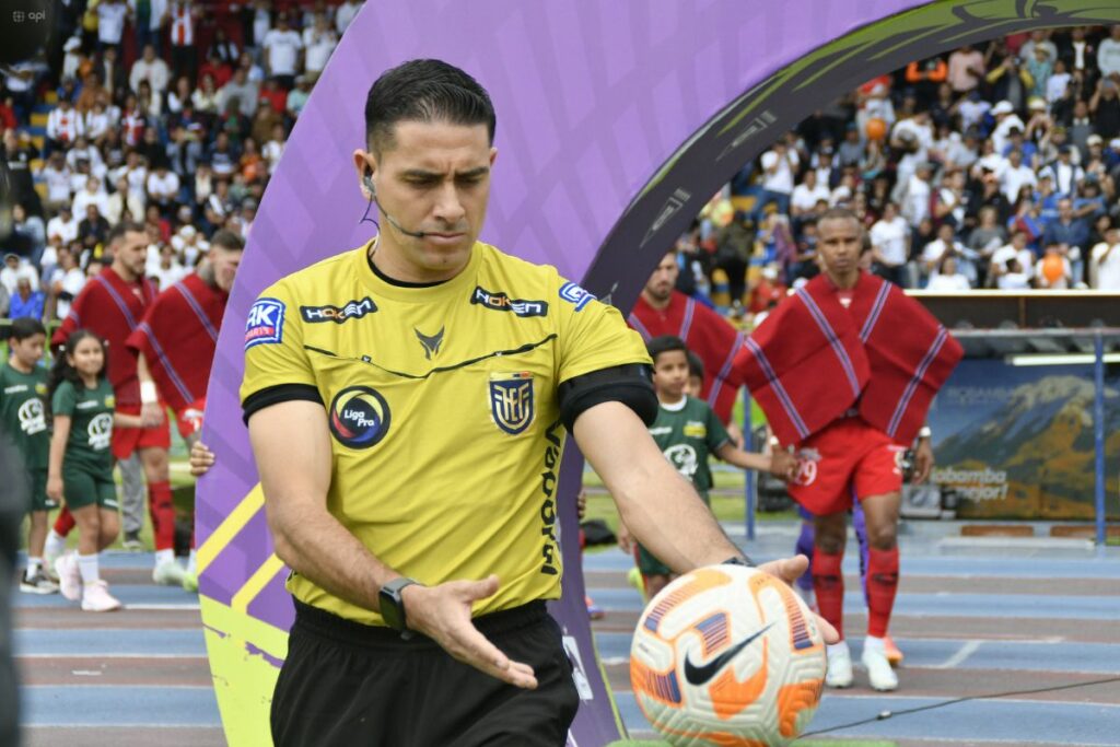 Un árbitro de Ecuador durante un partido de la Liga Pro, que no tendrá representación en el Mundial de clubes.