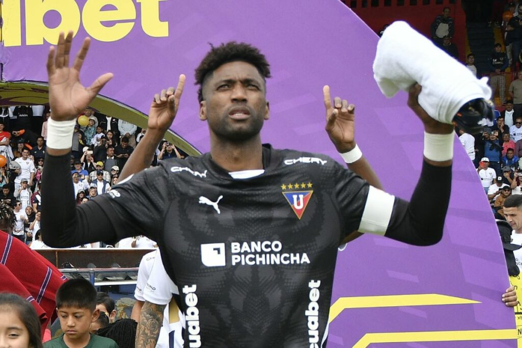 Alexander Domínguez, arquero de Liga de Quito, antes de jugar ante Mushuc Runa en la Liga Pro.