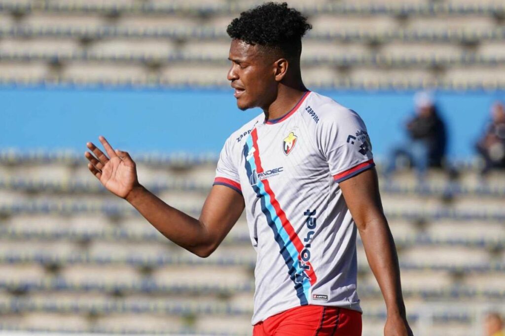 Rommel Cabezas de El Nacional se lamenta en el partido entre su equipo e Independiente del Valle.
