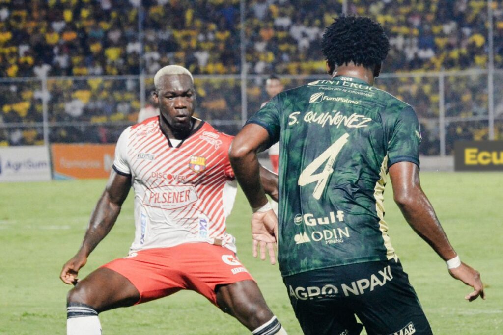 Felipe Caicedo (izq.) de Barcelona SC ante Steveen Quiñónez de Orense.
