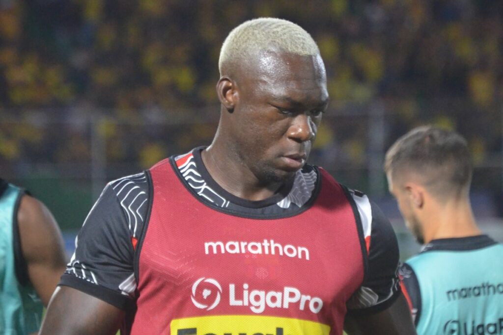 Felipe Caicedo durante su calentamiento con Barcelona SC antes de marcar su primer gol.