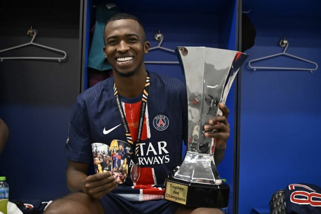 Willian Pacho celebra con su título de la League One de Francia antes de jugar los cuartos de la UEFA Champions League.