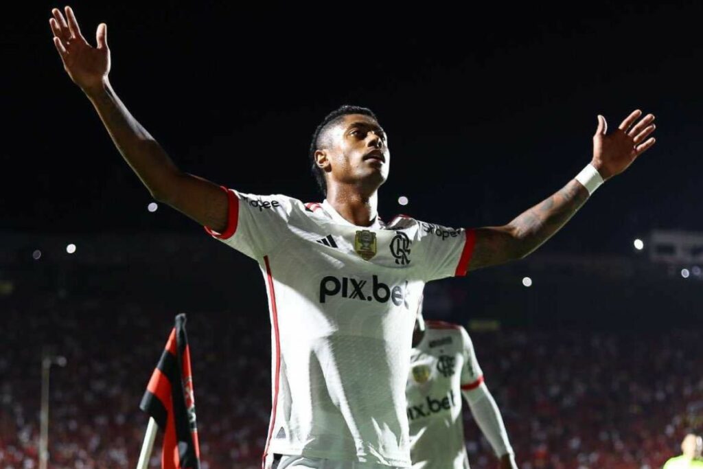 Bruno Henrique celebra un gol con el Flamengo de Brasil.