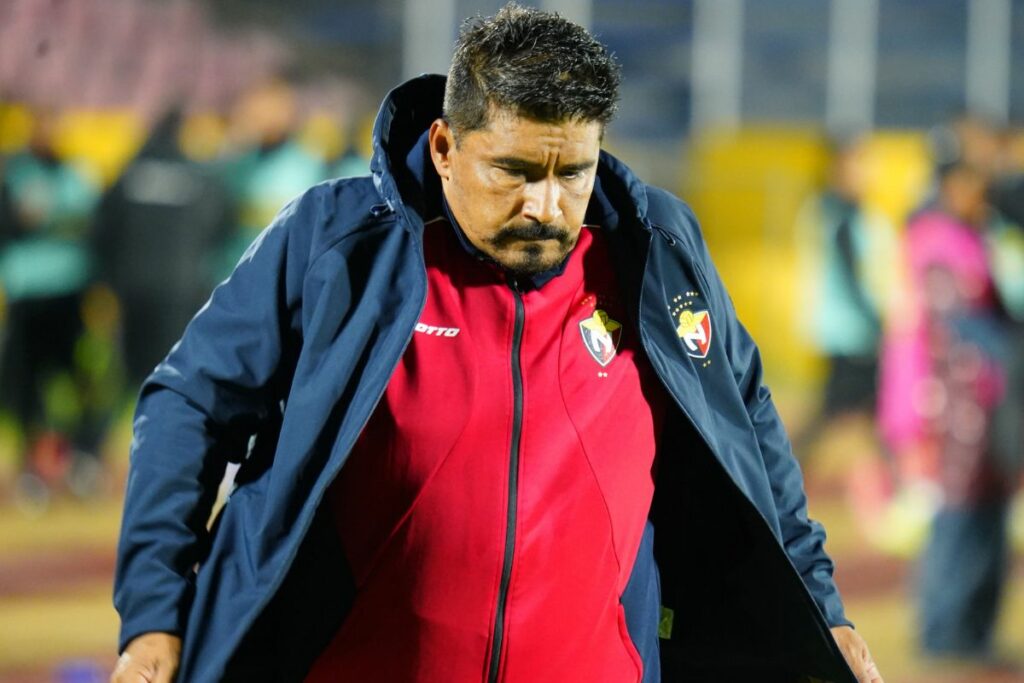 Omar Asad, DT de El Nacional, durante un partido en la Liga Pro.