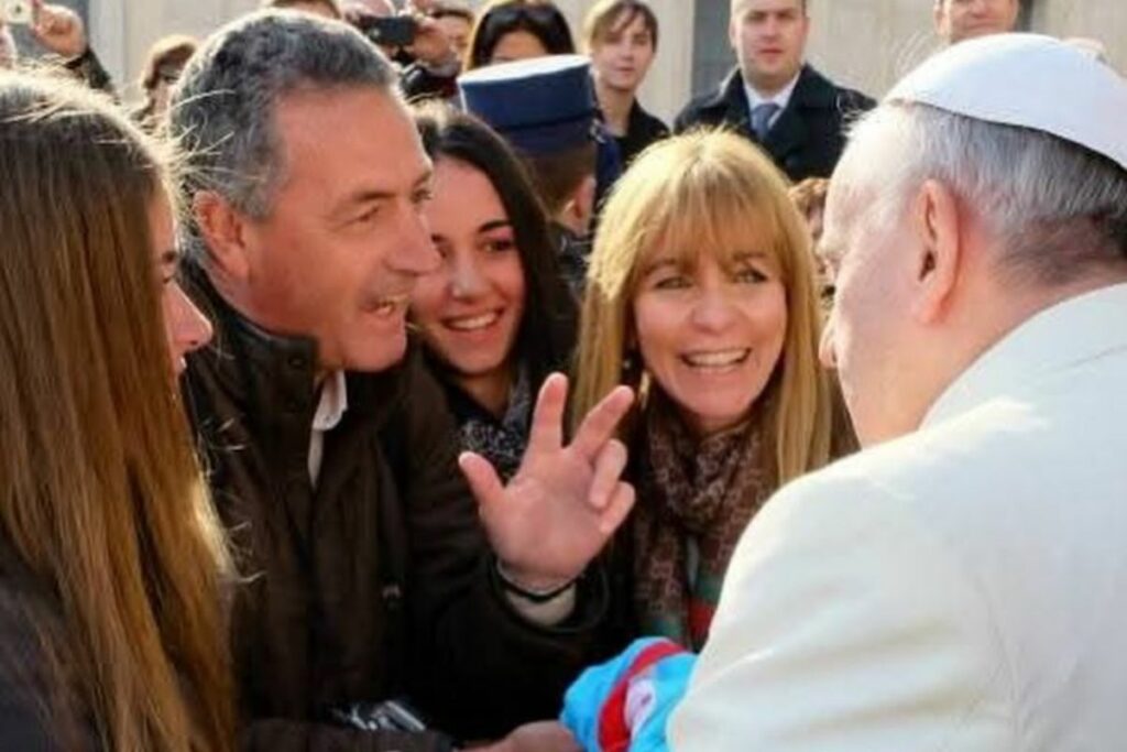 Gustavo Alfaro (izq.) junto al papa Francisco en el Vaticano.