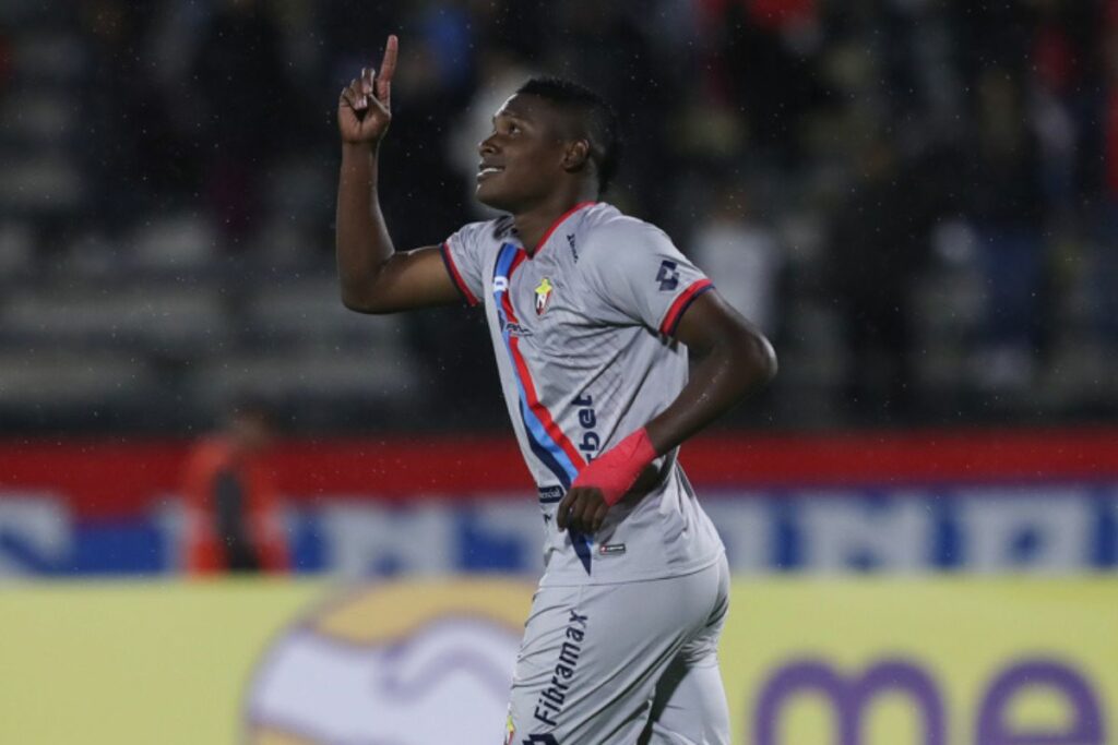 Marcos Olmedo, futbolista de El Nacional, en un partido de Copa Libertadores.