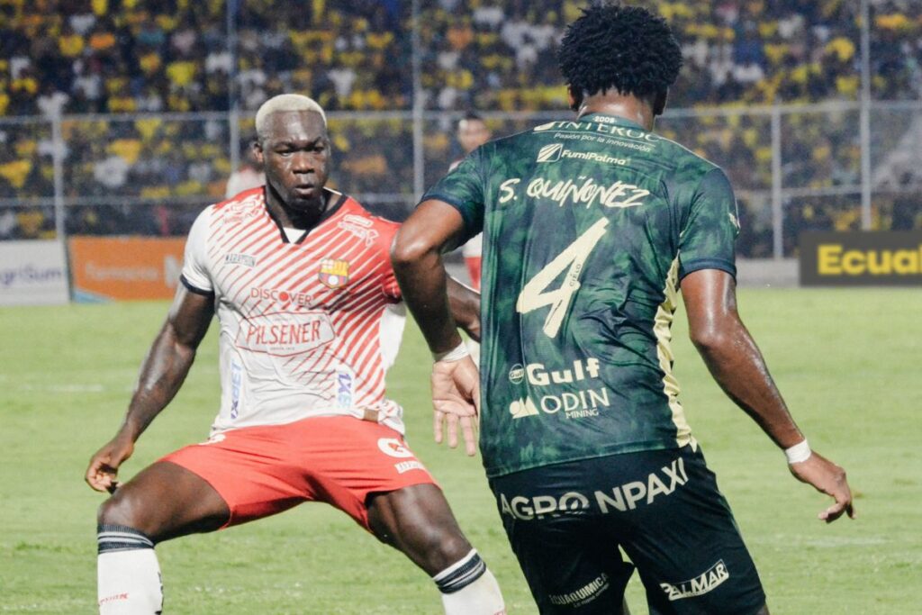 Felipe Caicedo (izq.) en un partido de la Liga Pro con Barcelona SC.