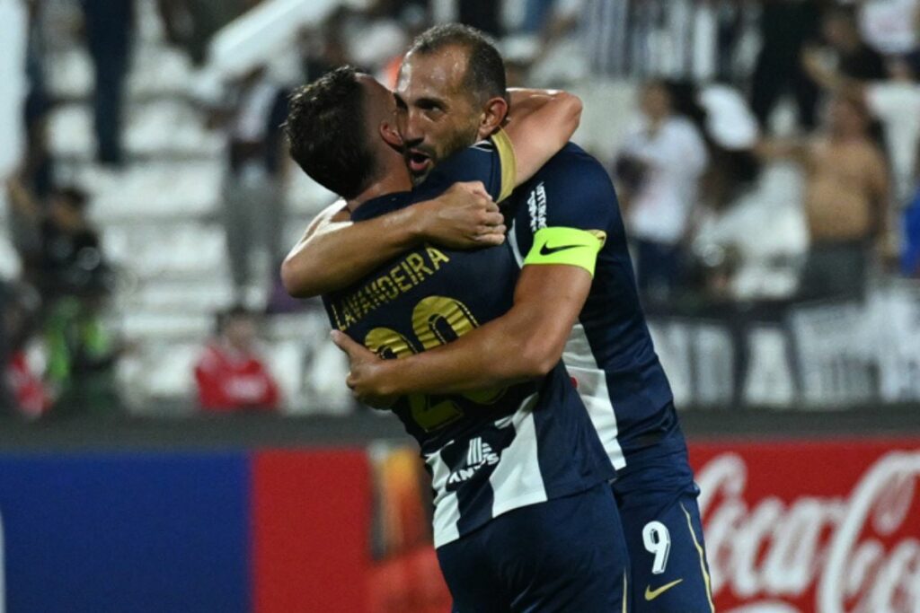 Hernán Barcos (der.) celebra su gol con Alianza Lima en la Copa Libertadores ante Talleres.