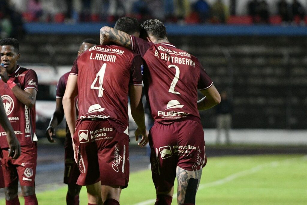 Luis Haquín y Bryan Bentaberry celebran un gol de Mushuc Runa en la Copa Sudamericana.
