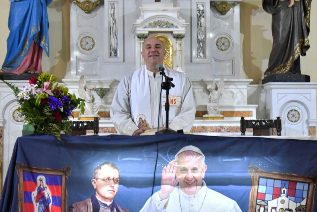 El sacerdote Juan Pablo Sclippa oficia una misa en memoria del papa Francisco con los hinchas de San Lorenzo.