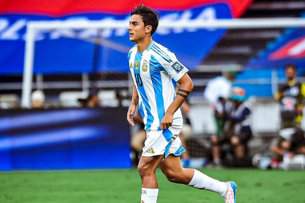 Paulo Dybala fue uno de los futbolistas que se hizo presente en el funeral del Papa Francisco.