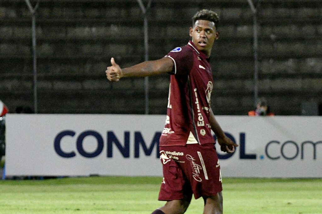 Elian Caicedo, delantero de Mushuc Runa, en la Copa Sudamericana.
