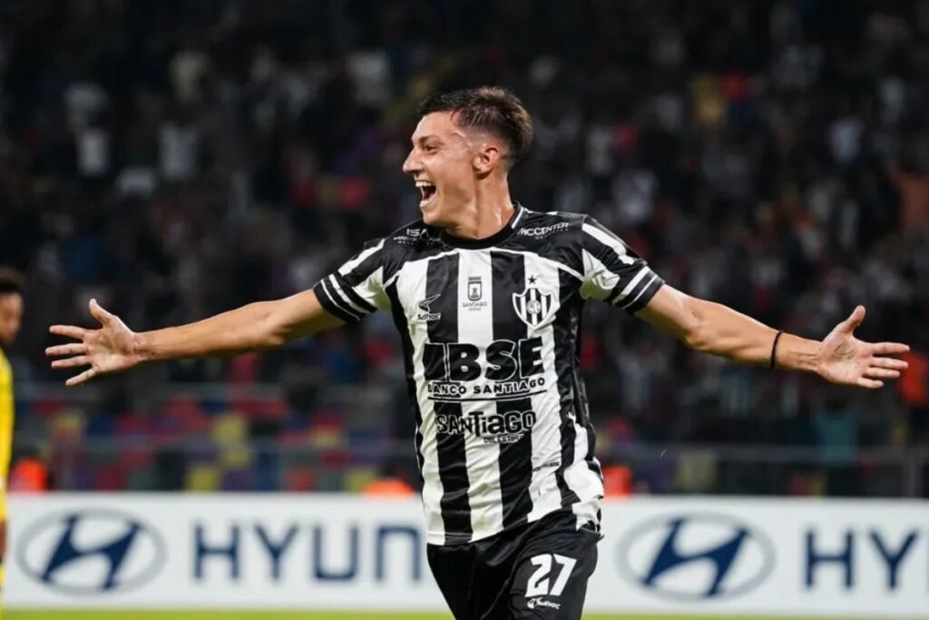 Nicolás Quagliatta celebra un gol con Central Córdoba, que está en el grupo de Liga de Quito en la Copa Libertadores.