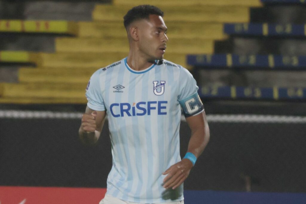 Ismael Díaz, delantero de Universidad Católica, celebra un gol ante Defensa y Justicia en la Copa Sudamericana.